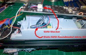 Dietz SUSI-Soundecoder micro x3 in SUSI-Stecker auf der Lok-Platine gesteckt